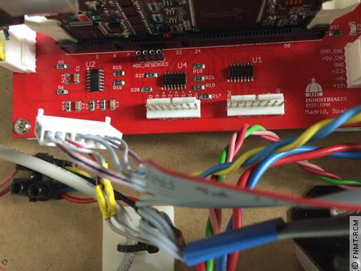 Placa de control Concerto, de Texas Instruments, sobre una placa de expansión diseñada por la UPM (placa de color rojo) con ayuda de la FNMT.